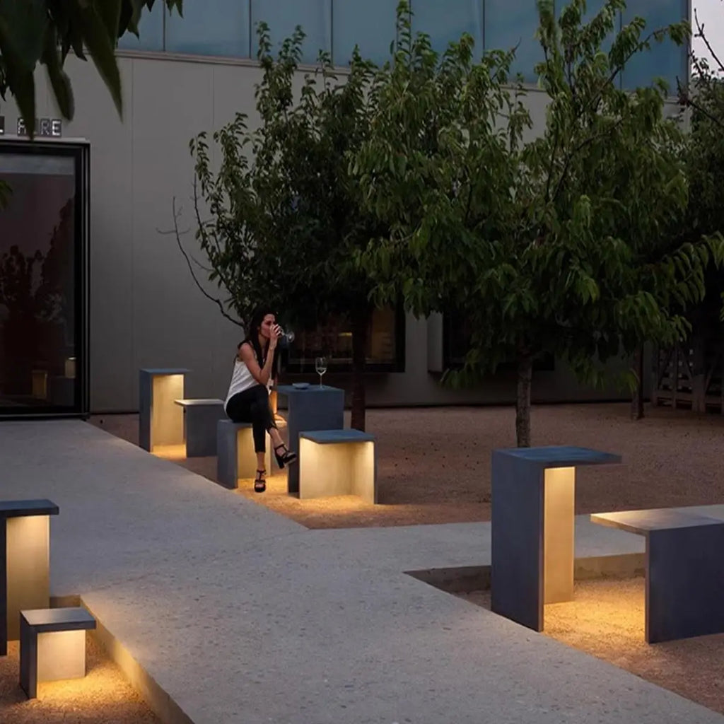 Solar-Stehlampe als Tisch und Hocker | Desfino