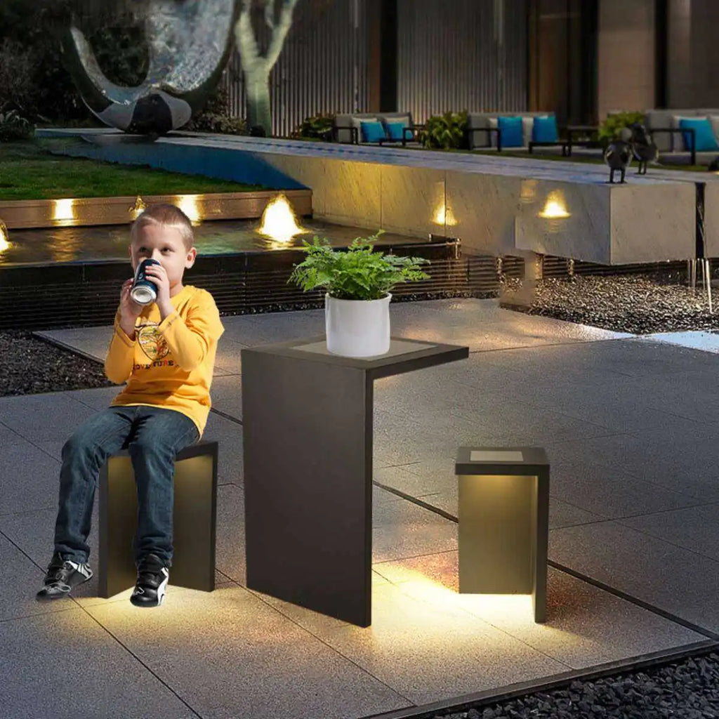 Solar-Stehlampe als Tisch und Hocker | Desfino