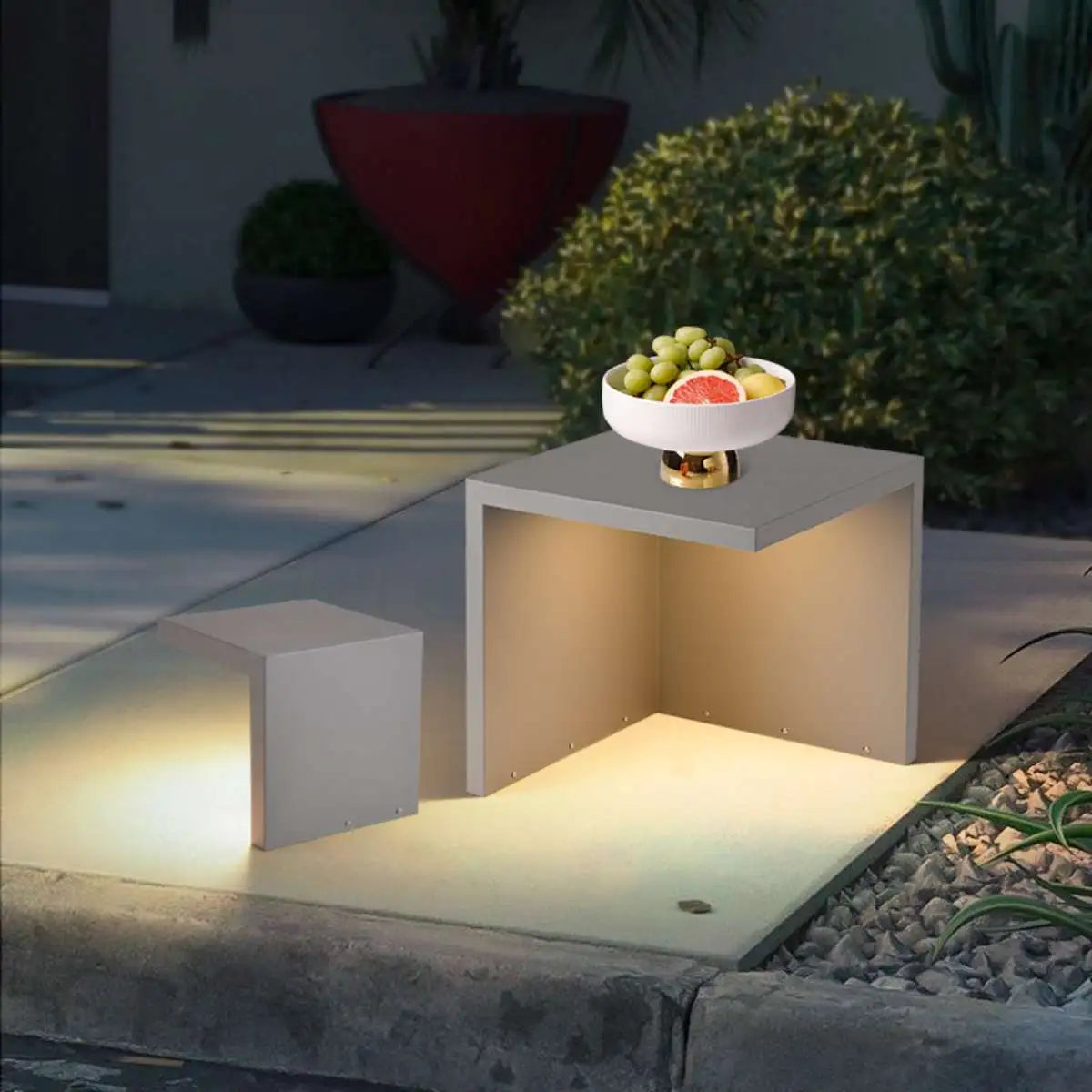 Solar-Stehlampe als Tisch und Hocker | Desfino