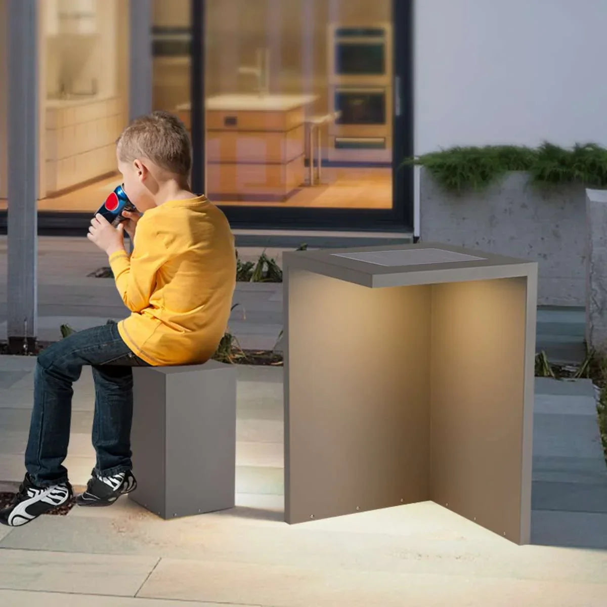 Solar-Stehlampe als Tisch und Hocker | Desfino