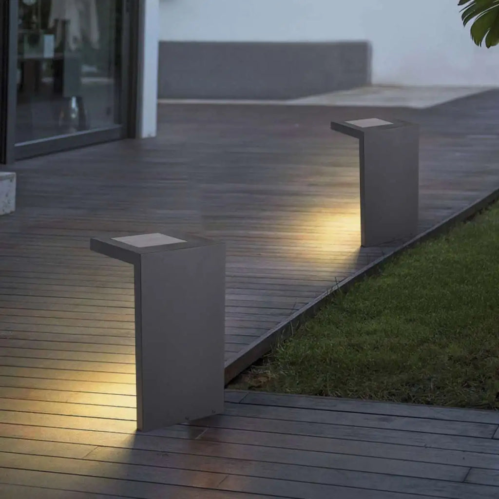 Solar-Stehlampe als Tisch und Hocker | Desfino
