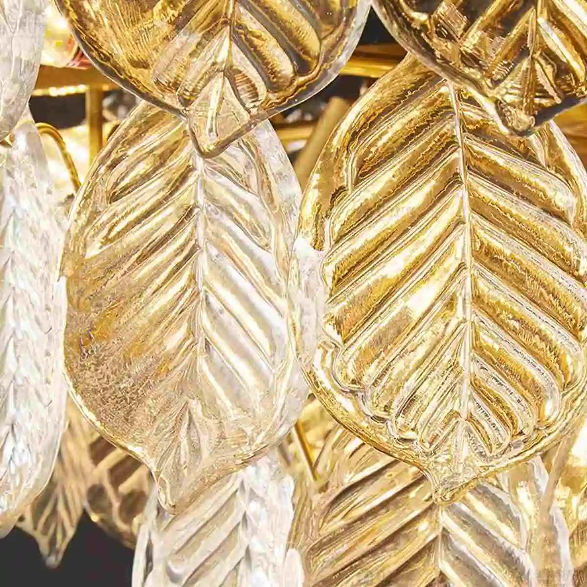 Mehrstufiger Kronleuchter mit gläsernen Blättern | Desfino