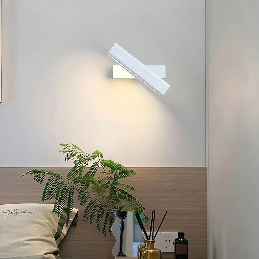 Verstellbare Wandleuchte in Stabform fürs Schlafzimmer | Desfino