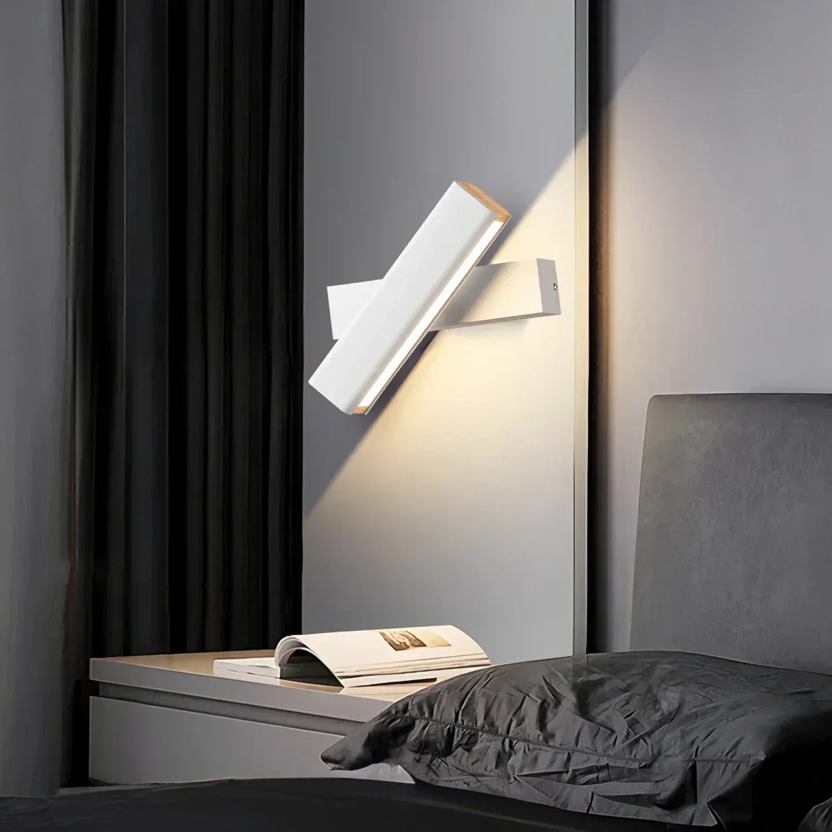 Verstellbare Wandleuchte in Stabform fürs Schlafzimmer | Desfino