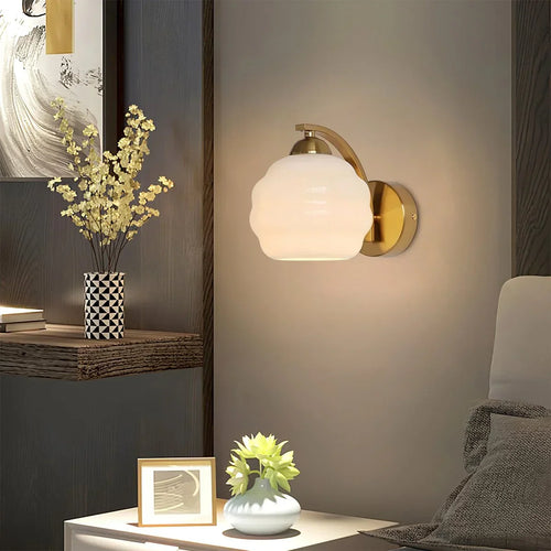 Desfino Vintage-Glaswandleuchte im Art-déco-Stil mit skulpturalem Metallrahmen
