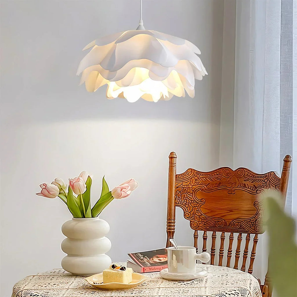 Weiße Pendelleuchte in Blumenform für das Schlafzimmer | Desfino