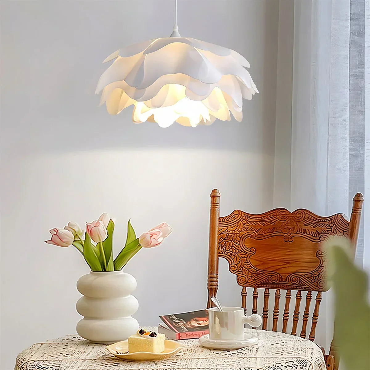 Weiße Pendelleuchte in Blumenform für das Schlafzimmer | Desfino
