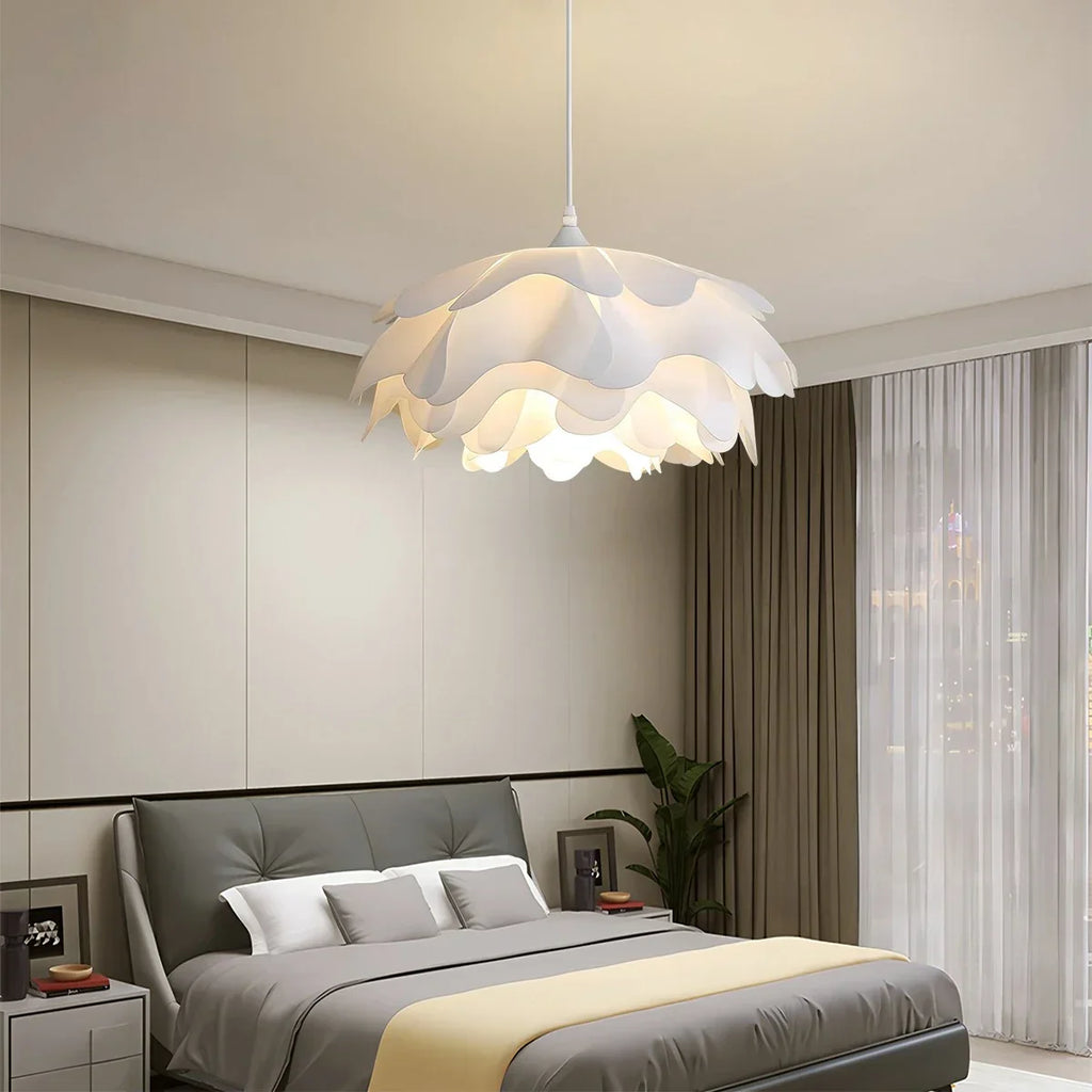 Weiße Pendelleuchte in Blumenform für das Schlafzimmer | Desfino