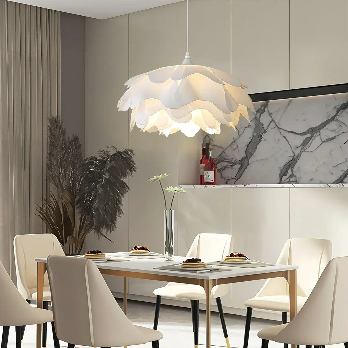 Weiße Pendelleuchte in Blumenform für das Schlafzimmer | Desfino