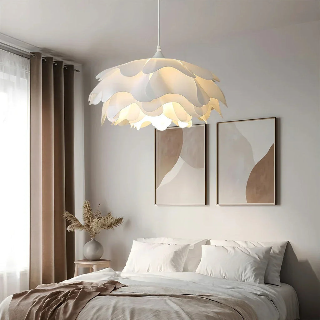 Weiße Pendelleuchte in Blumenform für das Schlafzimmer | Desfino