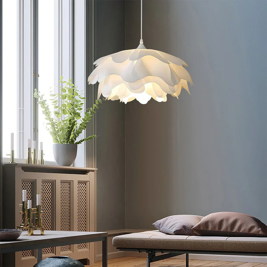 Weiße Pendelleuchte in Blumenform für das Schlafzimmer | Desfino