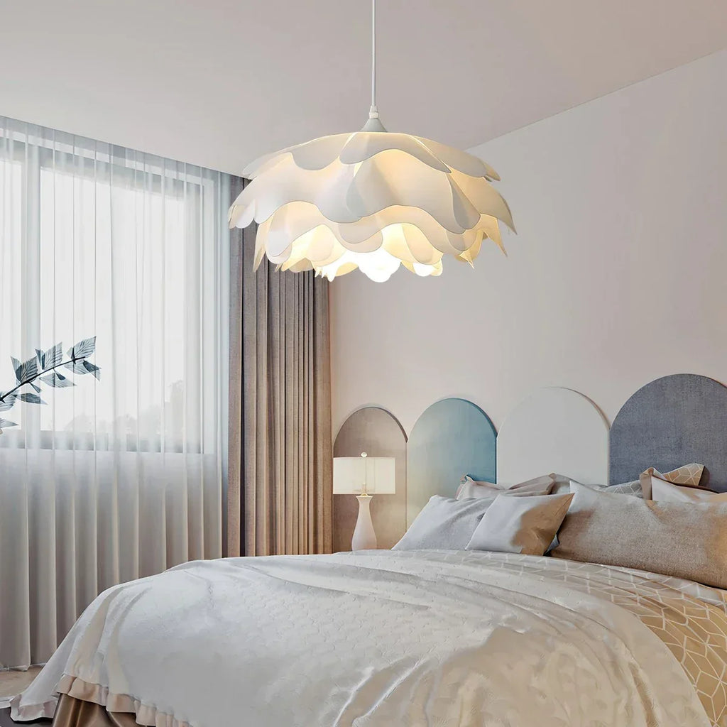 Weiße Pendelleuchte in Blumenform für das Schlafzimmer | Desfino