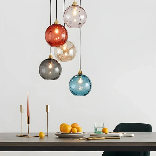 Farbige Glaskugel-Pendelleuchte fürs Wohnzimmer von Desfino