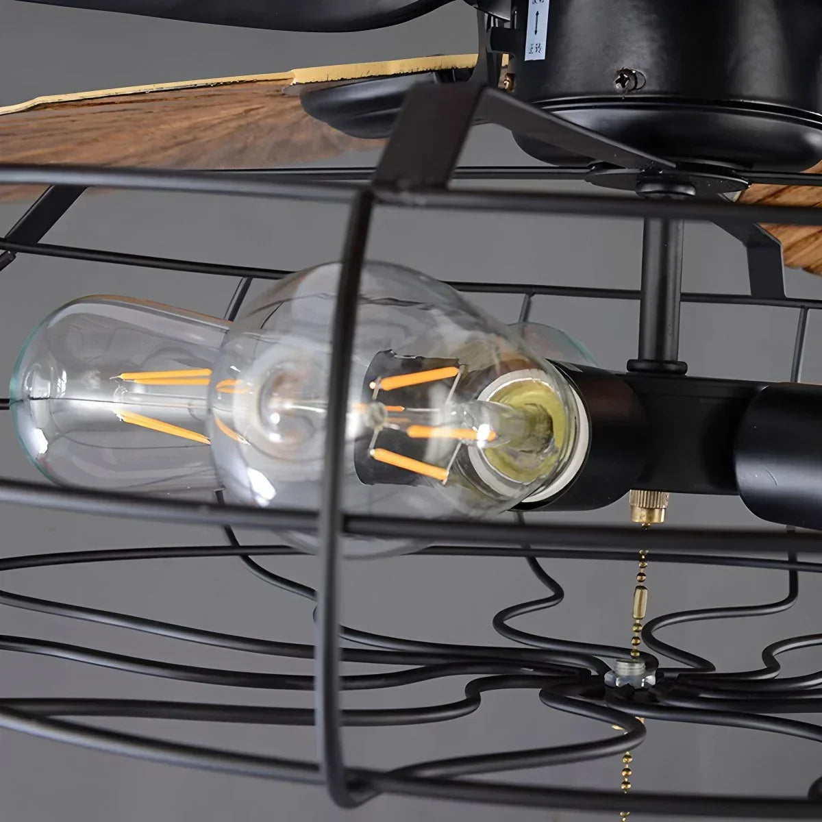 Deckenventilator mit Leuchte und tropischen Palmenblättern im Industriestil | Desfino