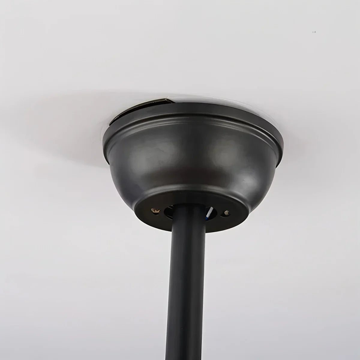 Deckenventilator mit Leuchte und tropischen Palmenblättern im Industriestil | Desfino
