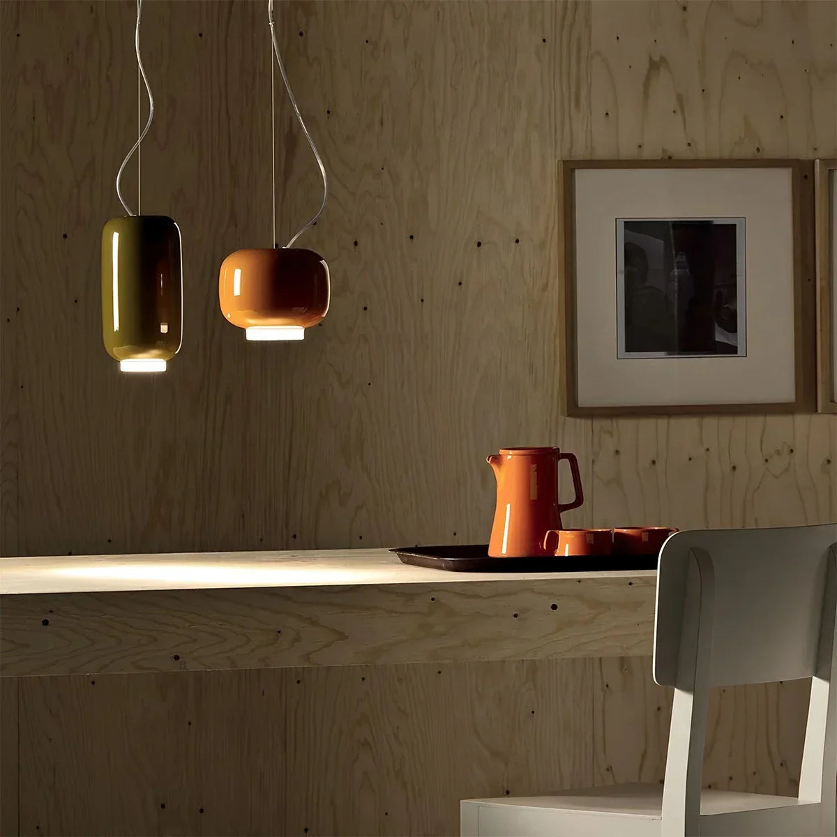 Moderne Pendelleuchte als Laterne aus farbigem Glas | Desfino