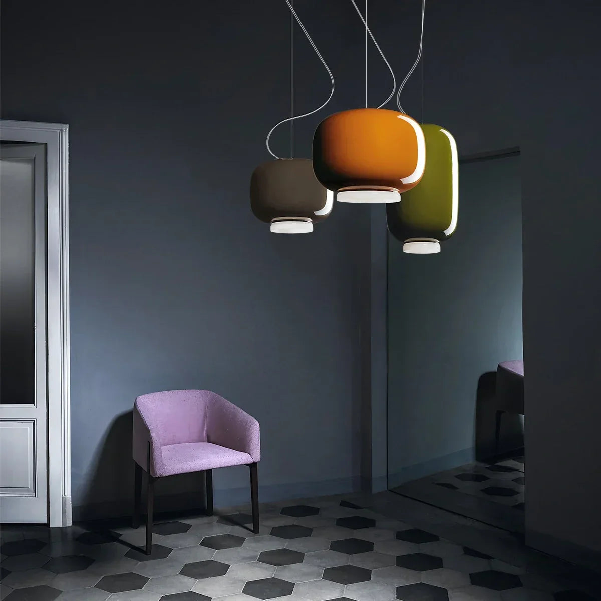Moderne Pendelleuchte als Laterne aus farbigem Glas | Desfino