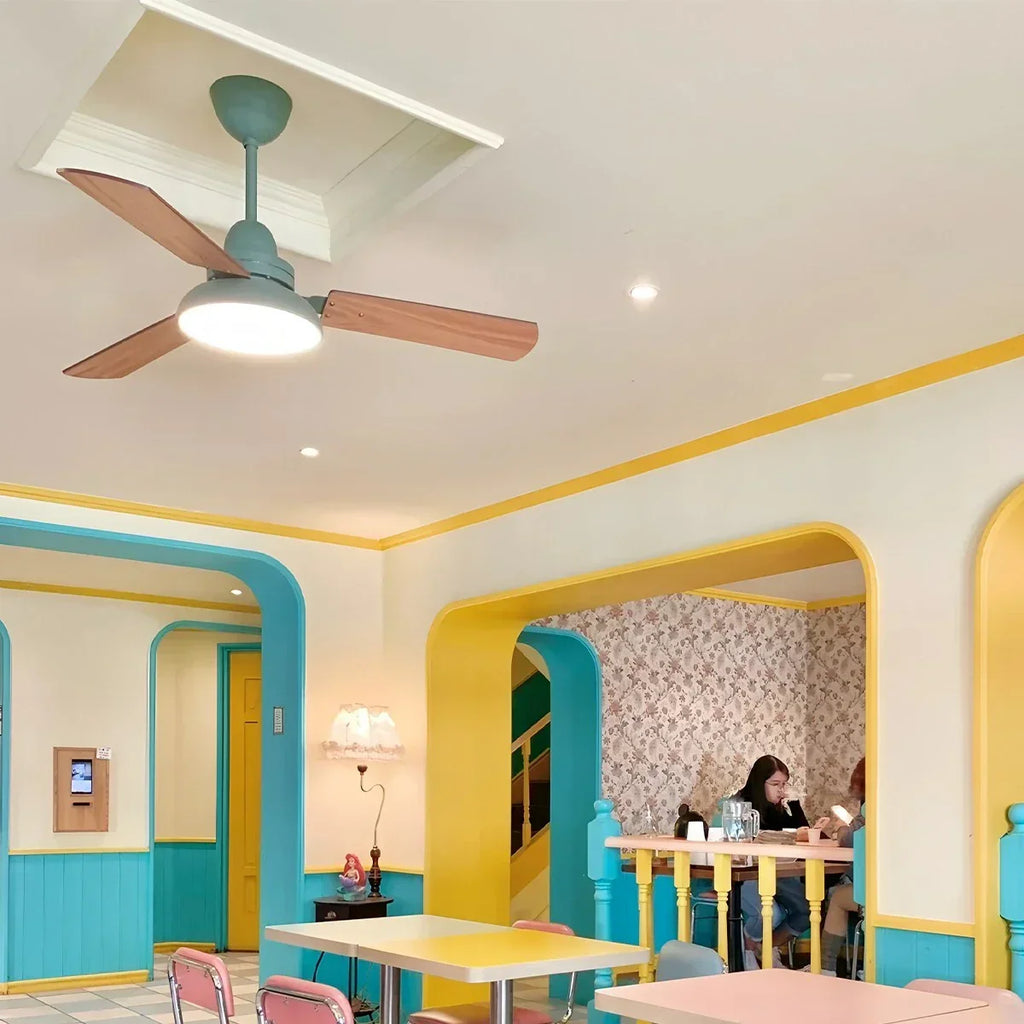 Moderne minimalistische Deckenventilatorleuchte mit drei Blättern | Desfino