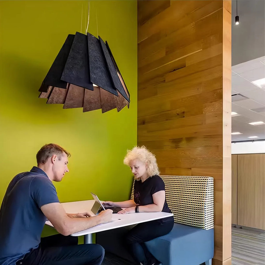 Drehbare Akustik-Pendelleuchte in Blattform für Wohnzimmer und Büro | Desfino