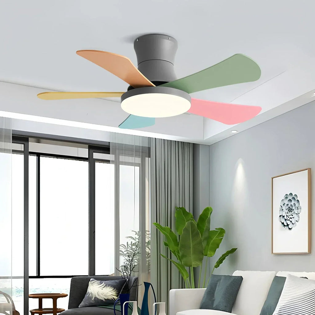 Skandinavischer Deckenventilator mit niedrigem Profil und Licht | Desfino