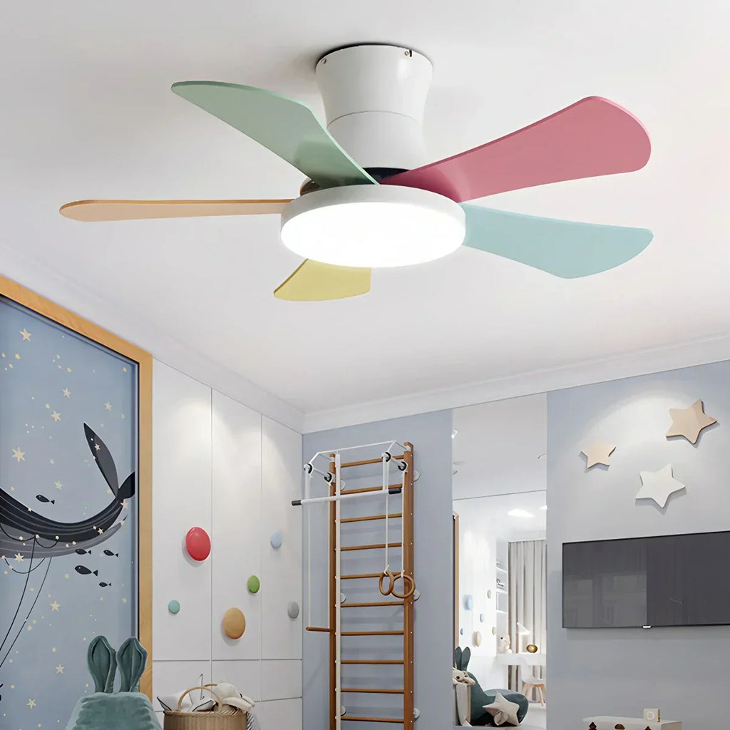 Skandinavischer Deckenventilator mit niedrigem Profil und Licht | Desfino