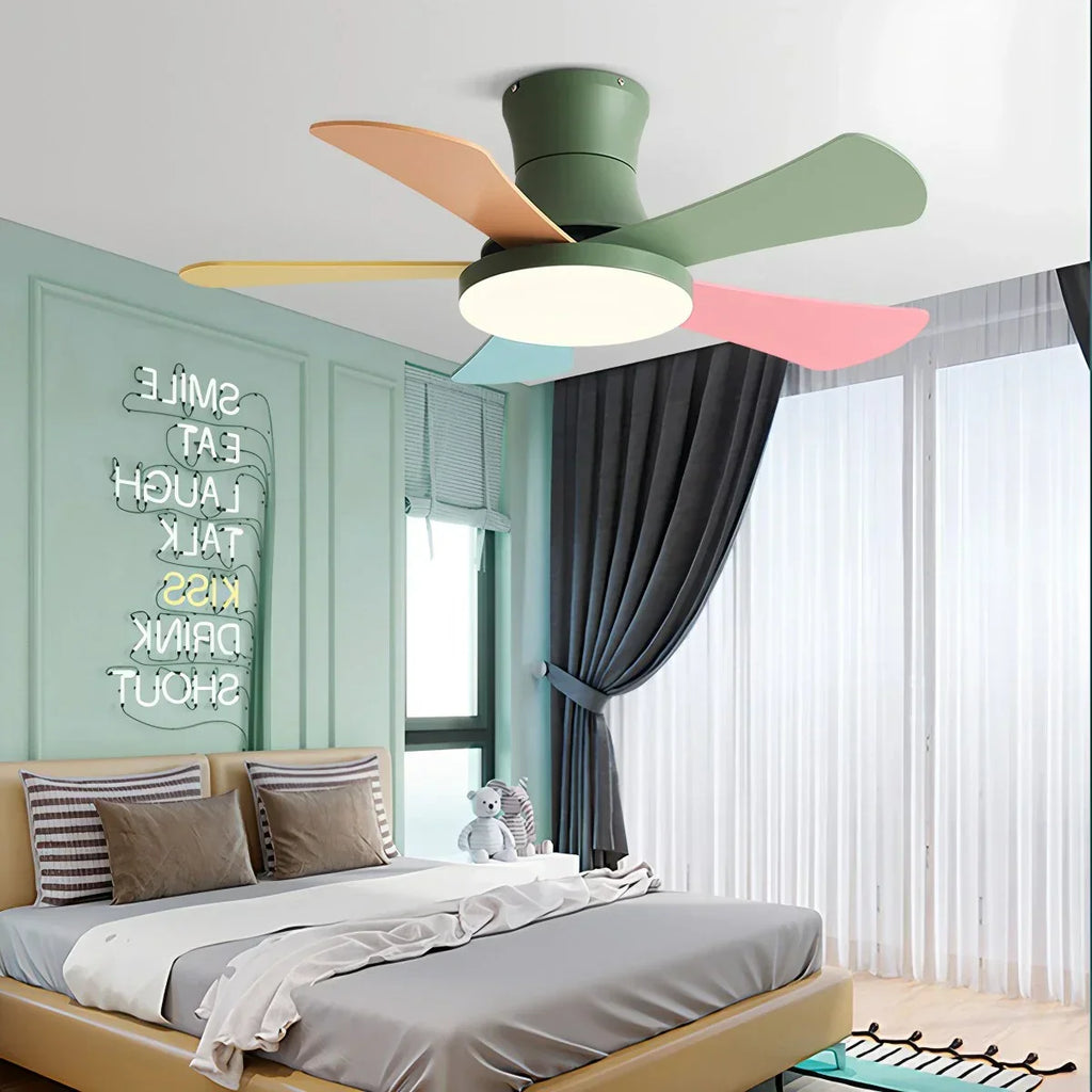 Skandinavischer Deckenventilator mit niedrigem Profil und Licht | Desfino