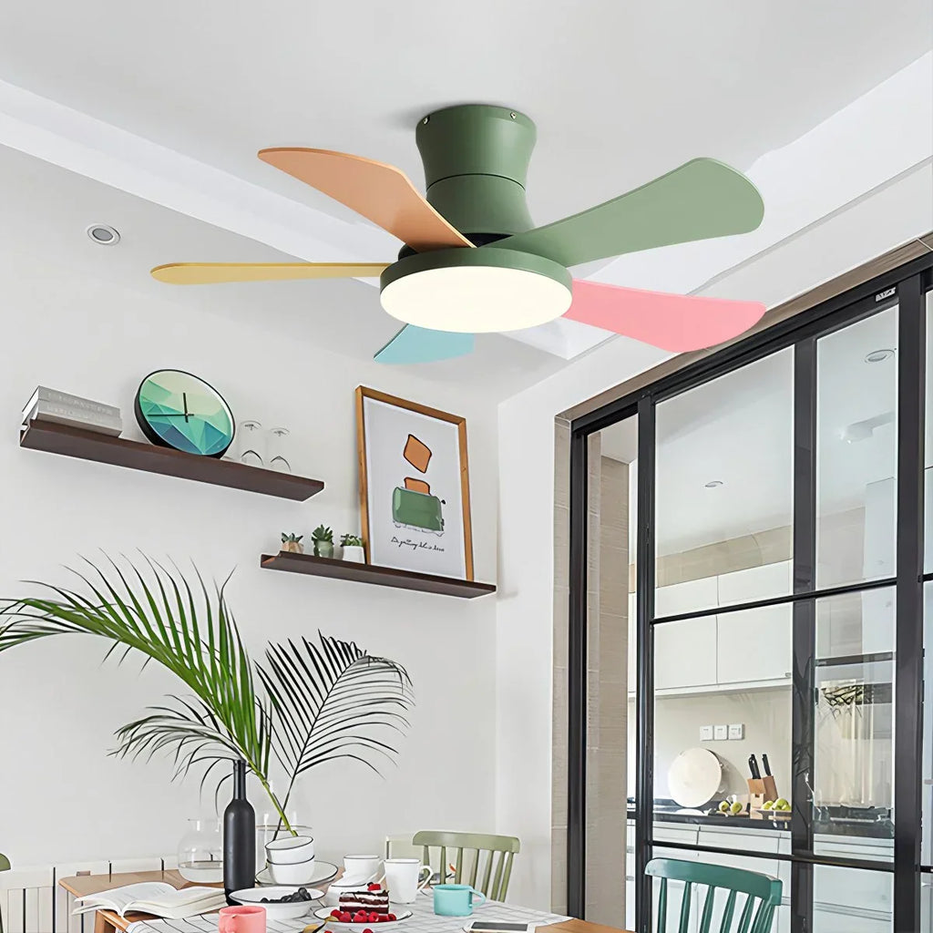 Skandinavischer Deckenventilator mit niedrigem Profil und Licht | Desfino