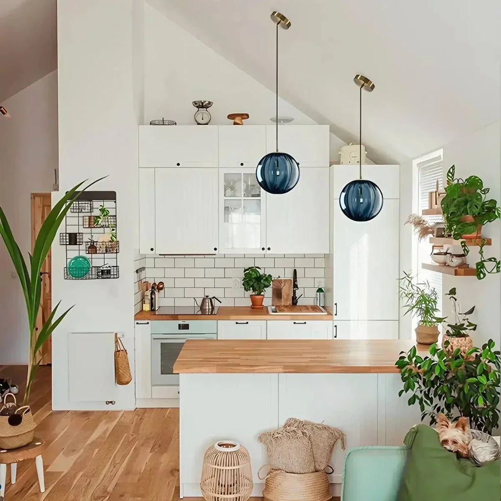 Moderne Pendelleuchte mit Glaskugel und Wasserstruktur im nordischen Stil | Desfino
