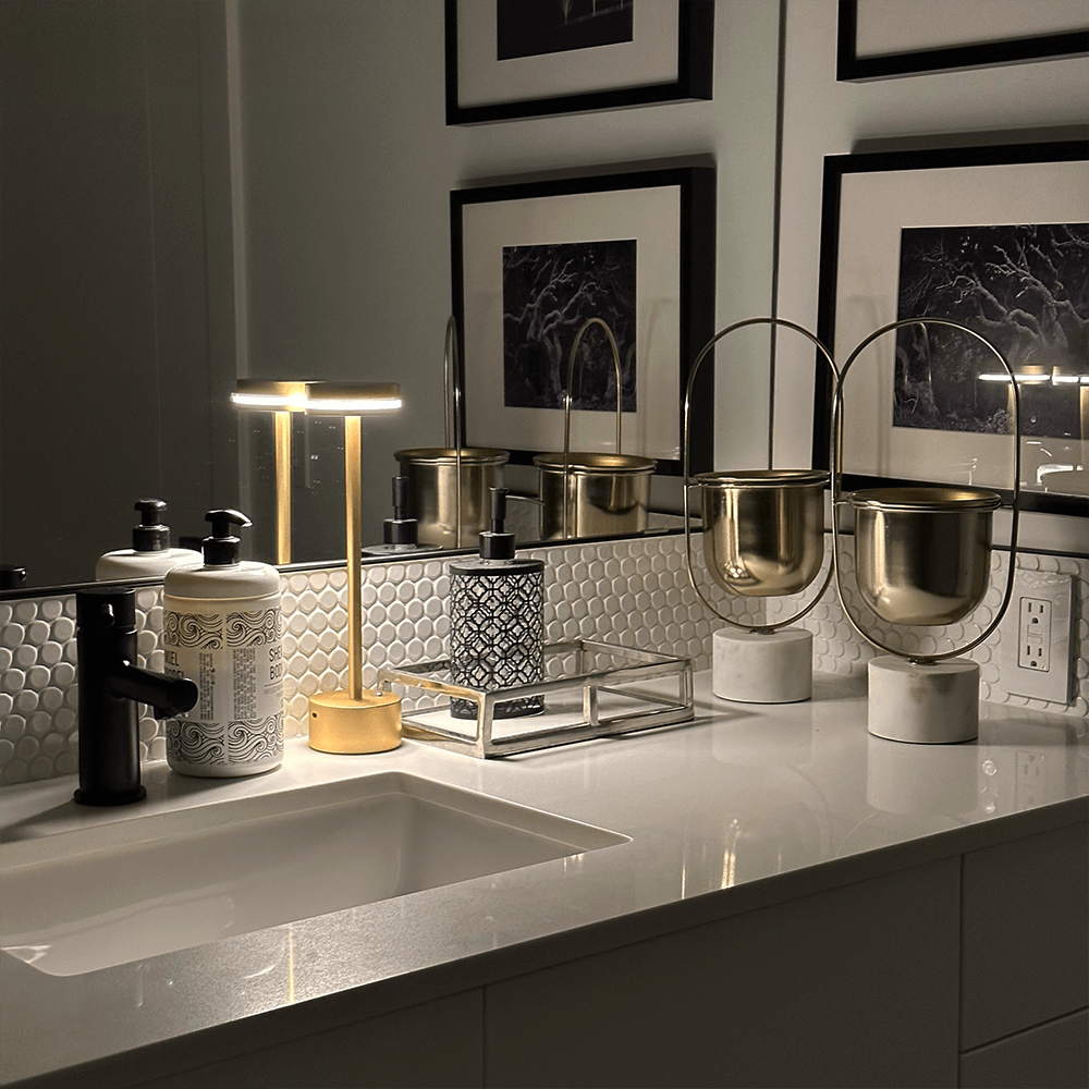 Luminix Serene moderne bordlampe i gull med LED — sylindrisk design - Desfino