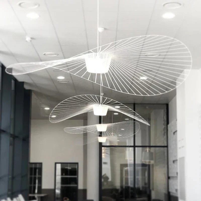 Lampada a sospensione ShadowSleek — Paralume nero a forma di cappello, design scultoreo - Desfino