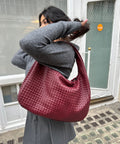 ElyraNova-hobo-taske i karmoisinrødt vegansk læder - 47x32x21cm - Desfino
