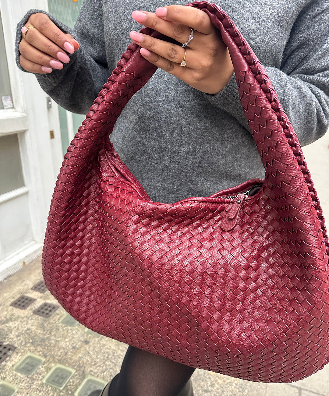 ElyraNova-hobo-taske i karmoisinrødt vegansk læder - 47x32x21cm - Desfino