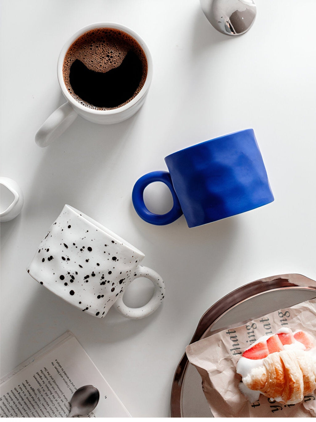 Tasse à café en céramique bleue Viora — design émaillé avec anse en anneau - Desfino
