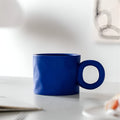 Tasse à café en céramique bleue Viora — design émaillé avec anse en anneau - Desfino
