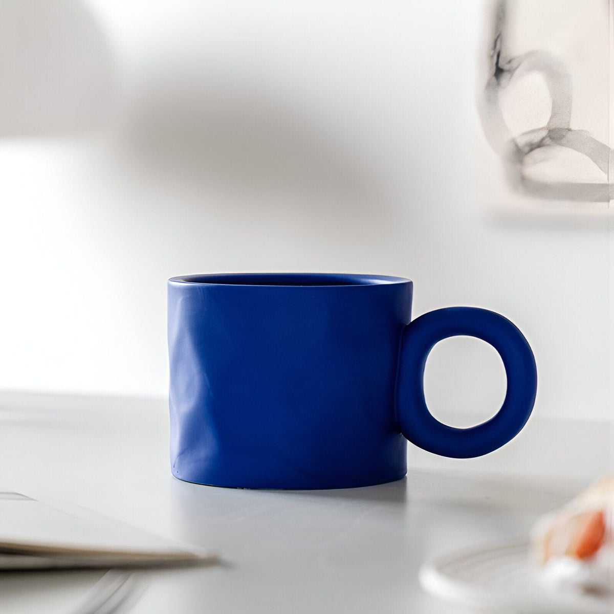 Tasse à café en céramique bleue Viora — design émaillé avec anse en anneau - Desfino