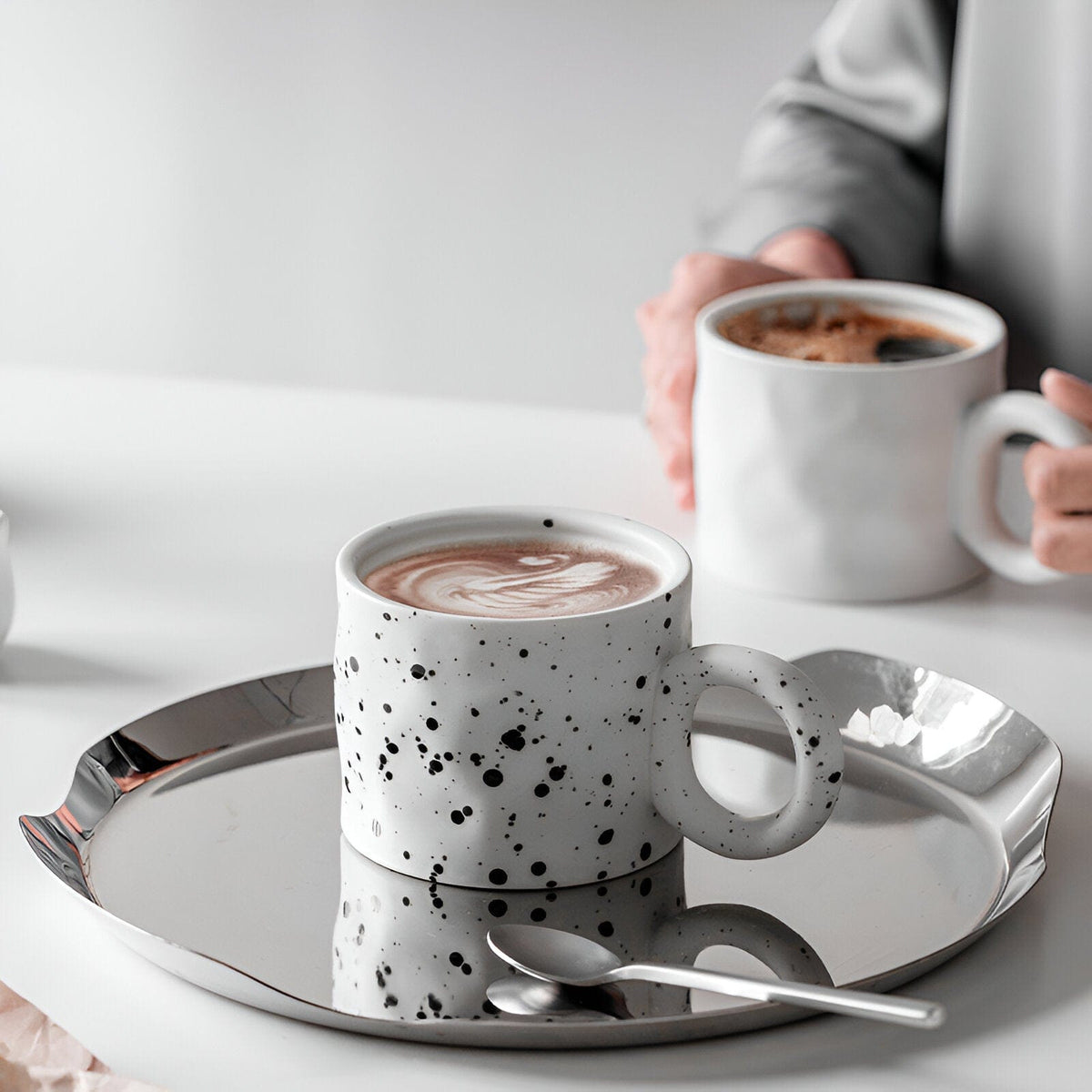 Tasse à café en céramique bleue Viora — design émaillé avec anse en anneau - Desfino