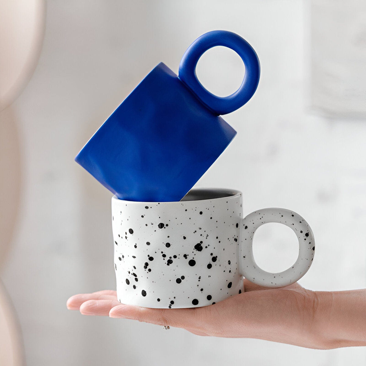 Tasse à café en céramique bleue Viora — design émaillé avec anse en anneau - Desfino
