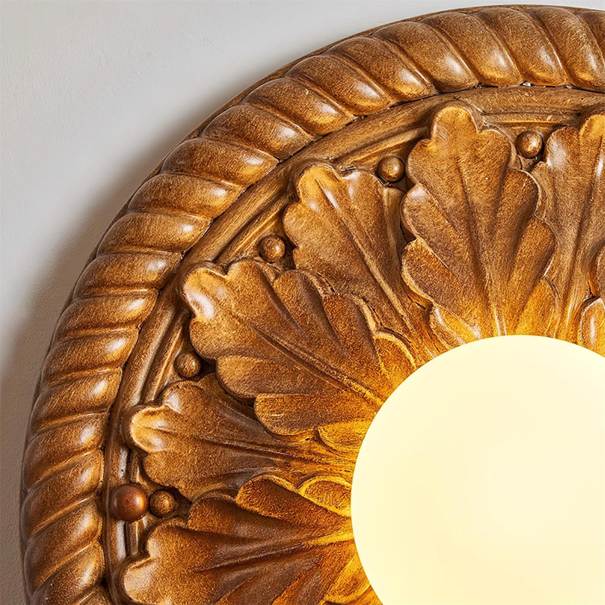 Aurelia Deckenleuchte in Antikgold — vintage geschnitzter Sockel, Opalglas-Kugel - Desfino