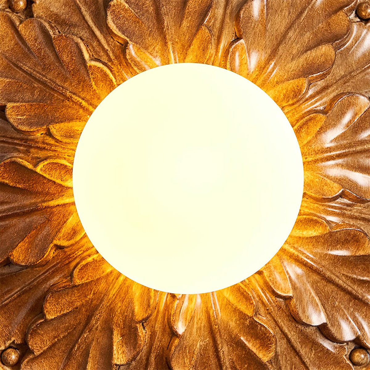 Aurelia Deckenleuchte in Antikgold — vintage geschnitzter Sockel, Opalglas-Kugel - Desfino
