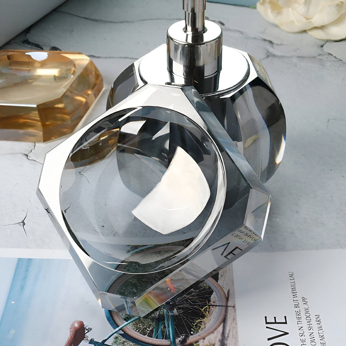LumaGlass krystalglas-badesæt — dispenser, holder og krukker - Desfino