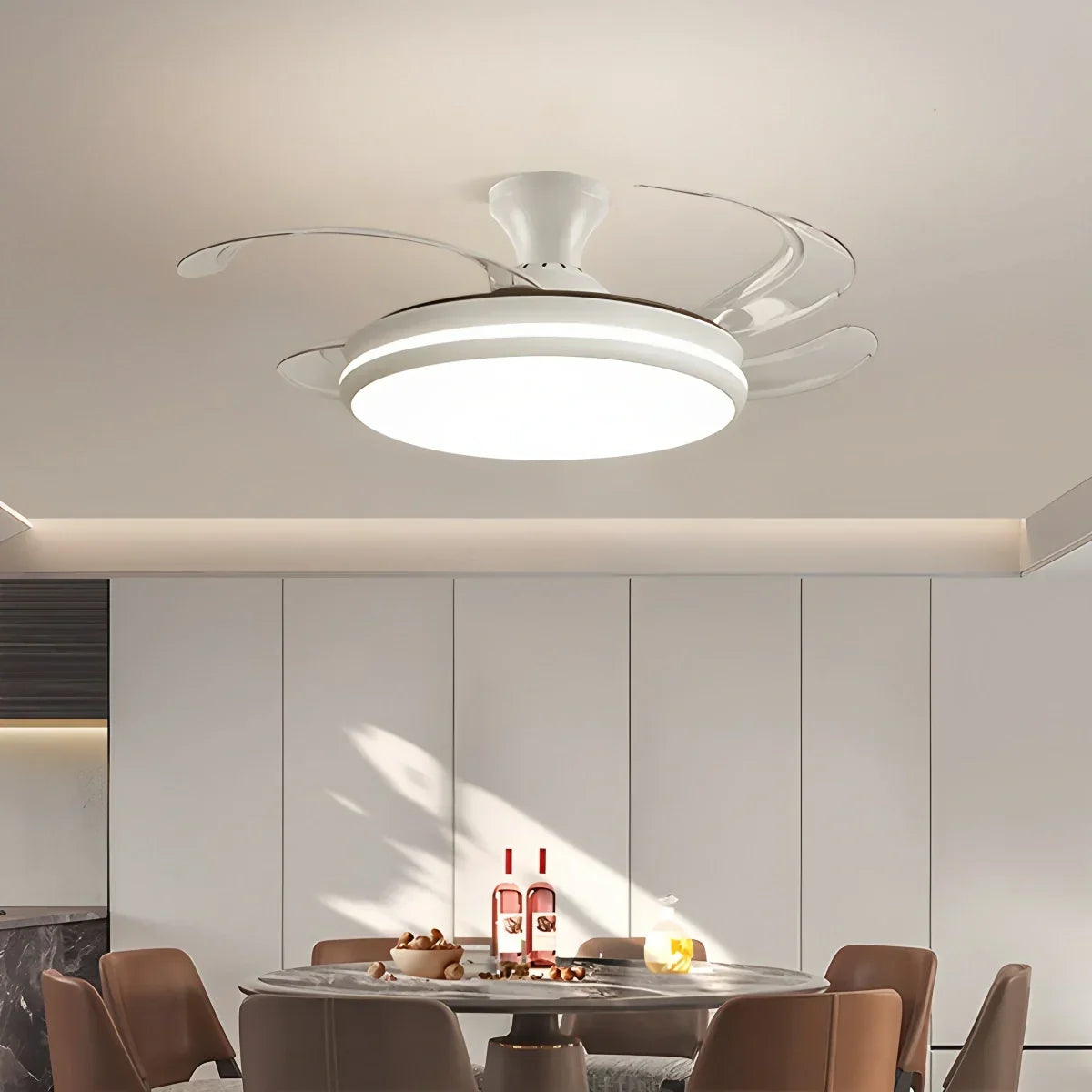 Moderner Deckenventilator mit Fernbedienung und transparenten Flügeln | Desfino