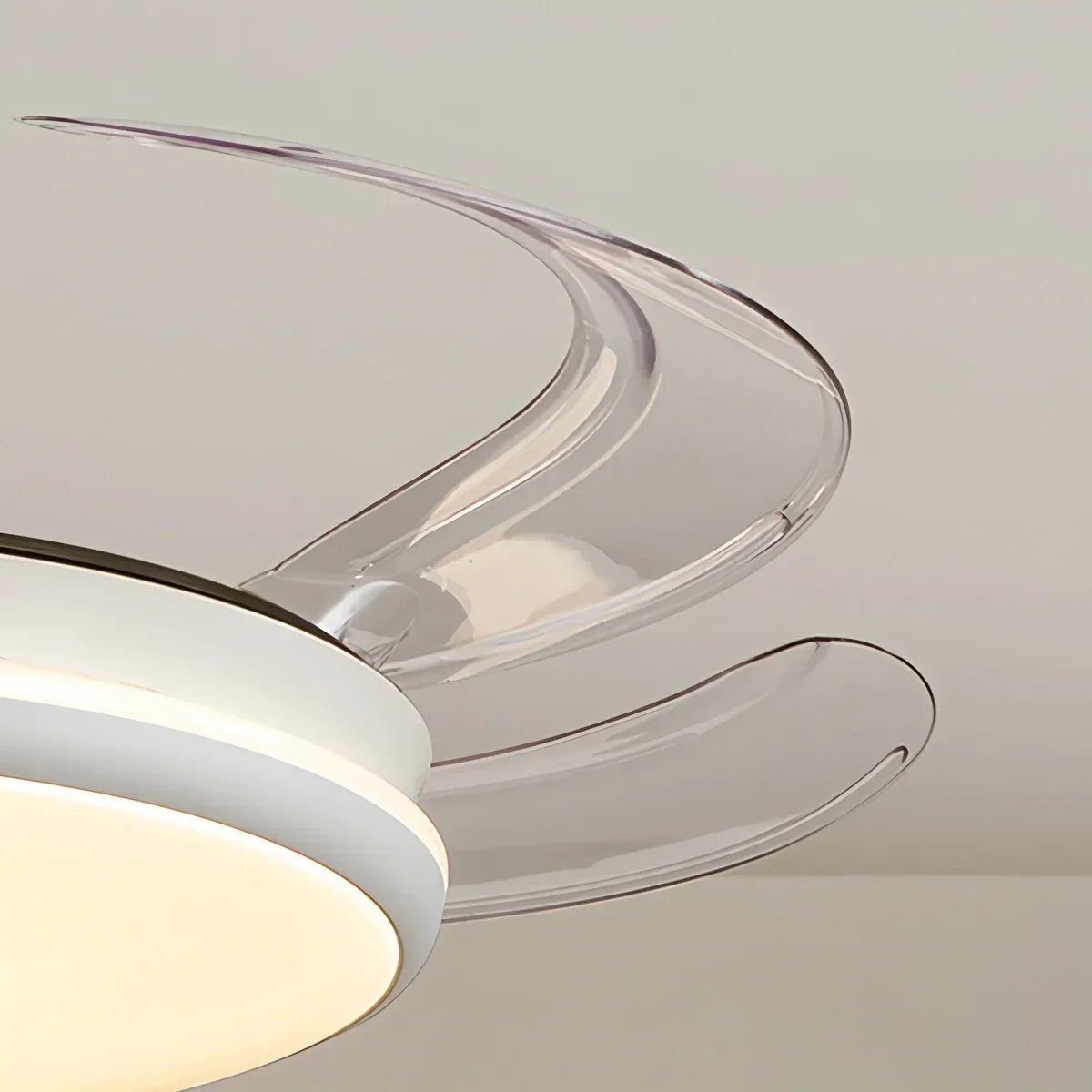 Moderner Deckenventilator mit Fernbedienung und transparenten Flügeln | Desfino