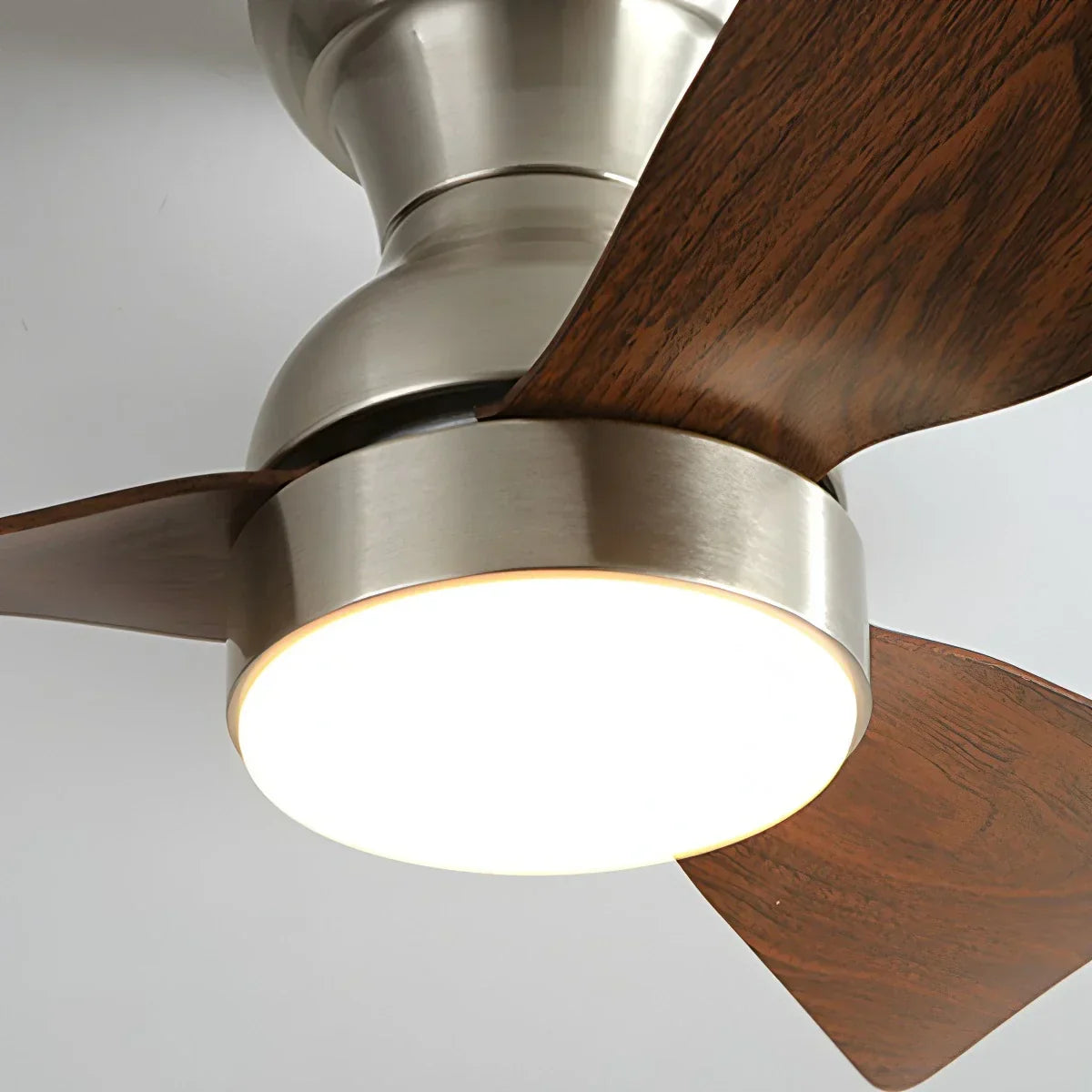 Kompakter Deckenventilator mit Licht und Fernbedienung für Innenräume | Desfino