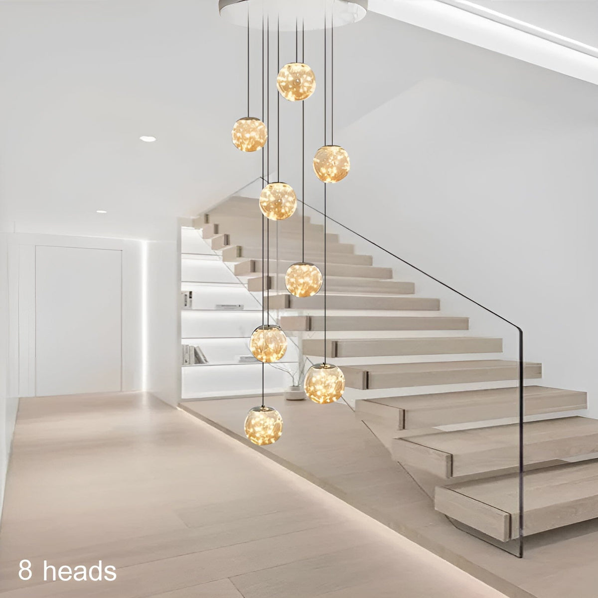 Lustr AstraLumen se skleněnými koulemi a schodišťovým designem s elegantní siluetou