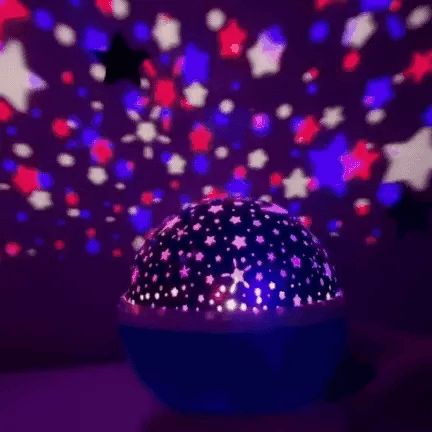 מנורת לילה מקרינה שמיים זרועי כוכבים AstraGlow — מנורת לילה לילדים - Desfino