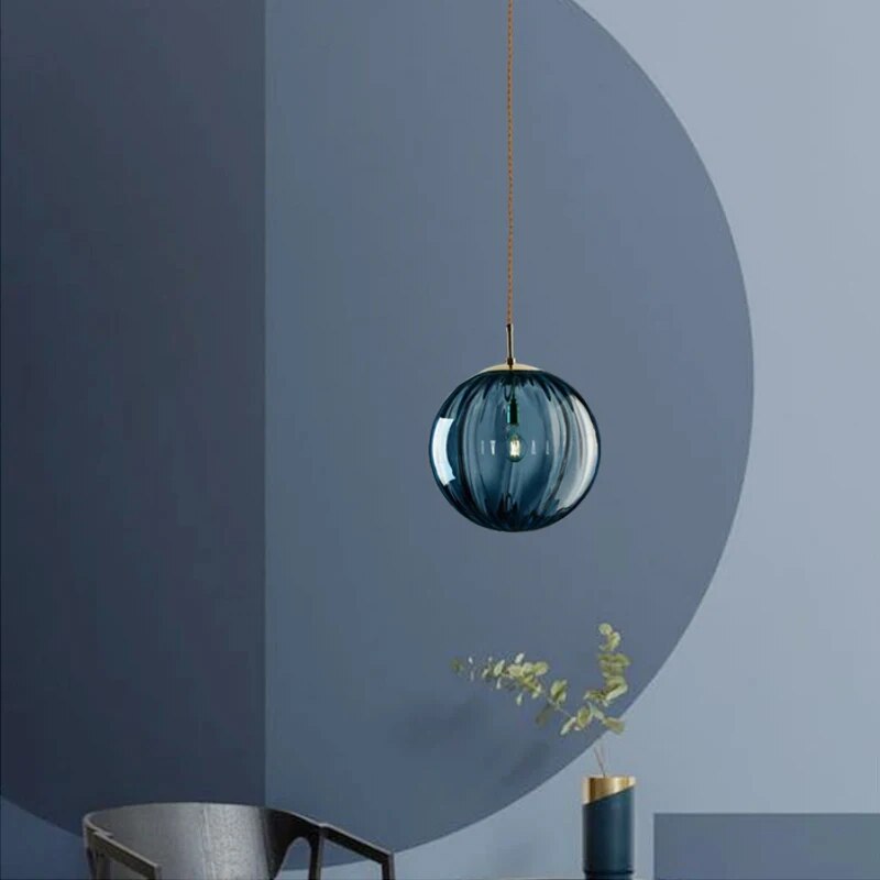 Moderne Pendelleuchte mit Glaskugel und Wasserstruktur im nordischen Stil | Desfino
