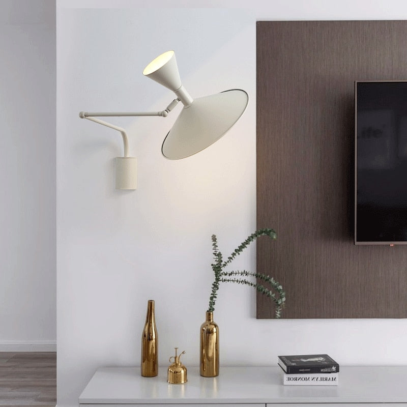 NovaSwing væglampe med svingarm og stik — sort industriel LED - Desfino