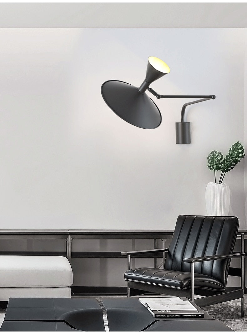 NovaSwing væglampe med svingarm og stik — sort industriel LED - Desfino