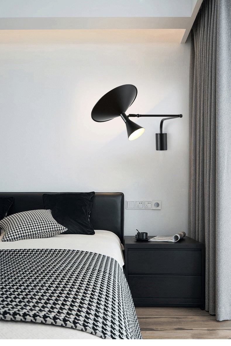 NovaSwing væglampe med svingarm og stik — sort industriel LED - Desfino