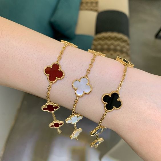 SylvaClove Clover Bracelet — Four Delicate Floral Charms - Desfino